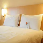 Ibis Lyon Est تشابوناي