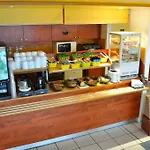 Ibis Lyon Est تشابوناي