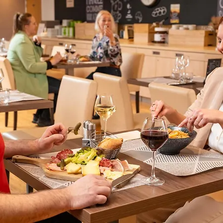 Ibis Lyon Est 3*
